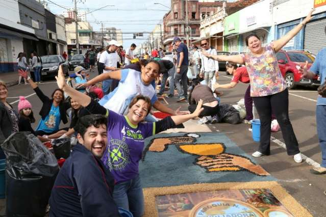 Fi&eacute;is de 37 par&oacute;quias preparam tapete de Corpus Christi em Campo Grande