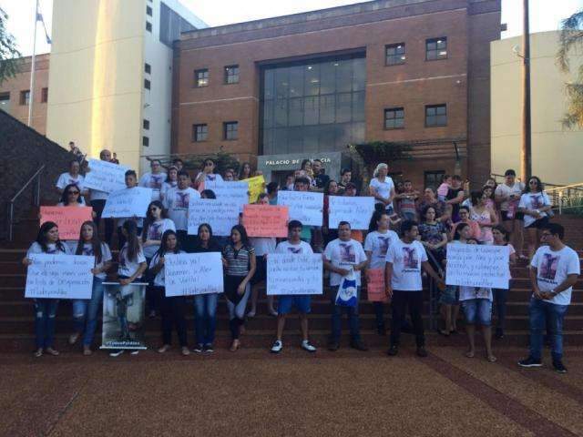 Em protesto, fam&iacute;lia pede respostas ap&oacute;s adolescente desaparecer 