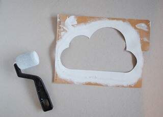 O estêncil e o rolo usados para fazer as nuvens.