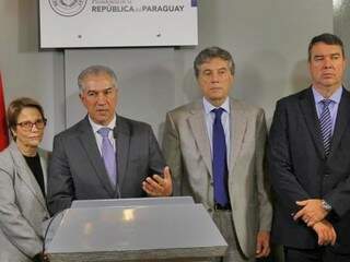 A ministra Tereza Cristina, o governador Reinaldo Azambuja, o vice Murilo Zauith e o secretário Eduardo Ridel durante agenda no Paraguai. 