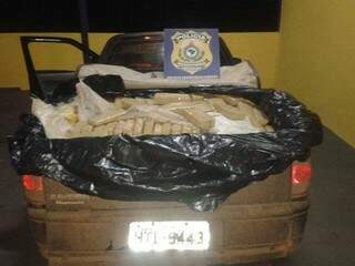 Droga estava escondida na carroceria da Saveiro (Foto: Divulgação/ PRF)