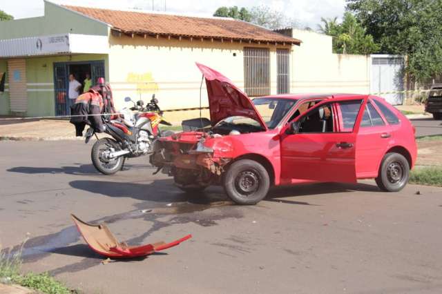 Fiorino tomba ap&oacute;s colis&atilde;o com Gol em cruzamento do Tarum&atilde;