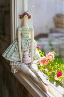 Os modelos de produção das bonecas &quot;Tildas&quot; sempre serviram de inspiração para a artesã. (Foto: Fernando Antunes) 
