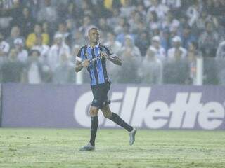 Gr&ecirc;mio domina a partida e atropela o Santos com 3 a 0 no placar 