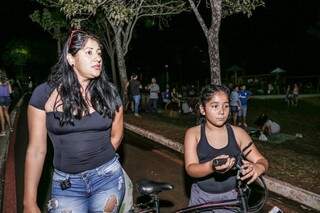 Viviane Nunes leva a filha para pedalar no parque (Foto: Kisie Ainoã)