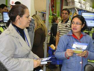 O sindicado dos empregados no comércio entregando panfleto para orientar trabalhadores e clientes. (Foto: Pedro peralta)