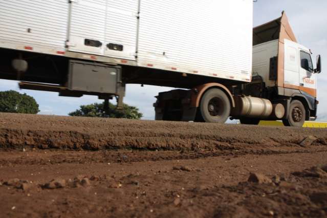 Por conta de desn&iacute;vel da pista, morador teme mais acidentes na 163