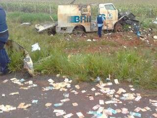 Carro-forte destruído por explosivos e dinheiro espalhado na estrada após ataque na manhã de hoje (Foto: Direto das Ruas)