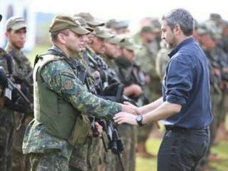 Presidente paraguaio cumprimenta soldados da FTC em San Pedro (Foto: Divulgação)