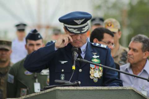 Com discurso emocionado, tenente-coronel passa comando da Base Aérea