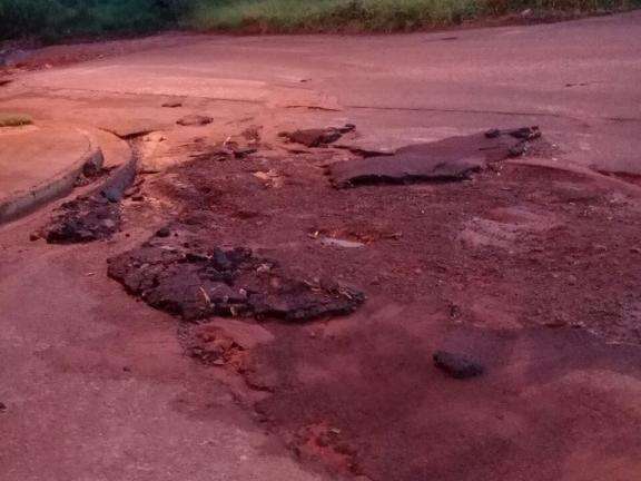 Morador reclama da qualidade de asfalto levado pela chuva na Capital