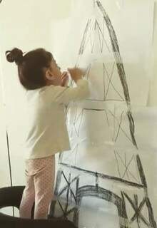 Mamãe ajudou a riscar e Cecilia finalizou o desenho da torre. (Foto: Reprodução/Instagram)