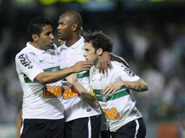  Coritiba vence Flamengo por 3 a 0 e piora crise no rubro-negra