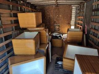 Caixas de isopor abertas dentro do caminhão apreendido com quase meia tonelada de maconha (Foto: Divulgação/DOF) 