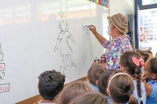 Na sala de aula, crianças tentavam adivinhar a brincadeira desenhada por Ivan. (Foto: Henrique Kawaminami)