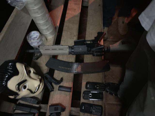 Jovem &eacute; preso com &quot;arsenal de guerra&quot; e pol&iacute;cia v&ecirc; liga&ccedil;&atilde;o com PCC
