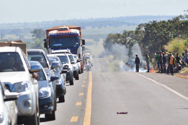  Depois de 6h, &iacute;ndios encerram protesto e liberam tr&acirc;nsito na BR-163 