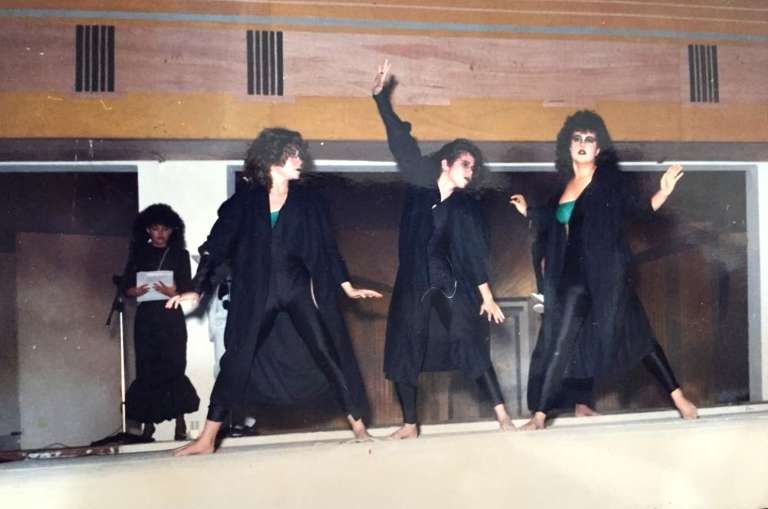 Miriam, a primeira da esquerda para a direita, em apresentação no Rádio Clube Cidade em 1987. (Foto: Arquivo Pessoal)