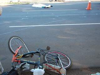 Ciclista morre atropelado em acidente na última segunda-feira nos altos da avenida Afonso Pena. (Foto: João Garrigó)