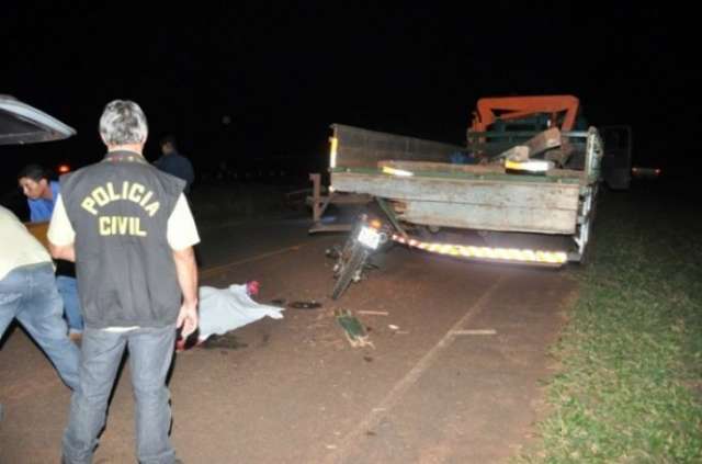Jovem de 27 anos morre ao colidir moto em traseira de caminh&atilde;o 