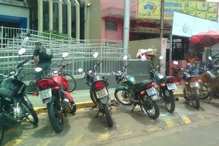 Motos tomam conta da única vaga destinada á deficientes na frente do banco. (Foto: Direto das ruas)