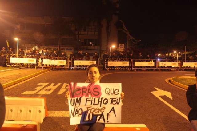 Guardas fazem a&ccedil;&atilde;o intimidat&oacute;ria no Pa&ccedil;o Municipal; manifestantes vaiam