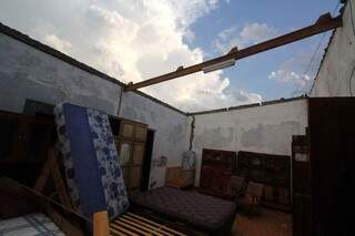 Uma casa na região central da cidade ficou destelhada após o tornado. (Foto: Toninho Ruiz)