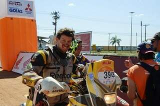 Piloto do Rally dos Sertões na chegada hoje à tarde ao Parque de Exposições em Três Lagoas (Foto: Divulgação)