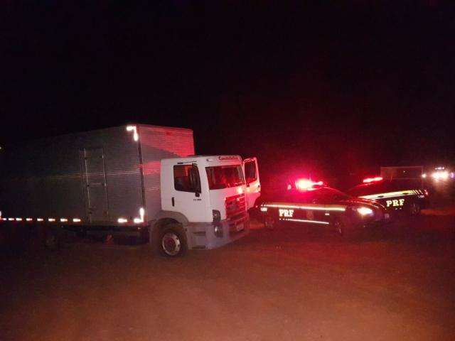 PRF apreende carga com 325 mil cigarros contrabandeados que iriam para o DF 