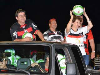 Antes do início do jogo, prefeito de Rio Brilhante, Donato Lopes da Silva, já distribuía bolas comemorativas  (Foto: Minamar Junior)