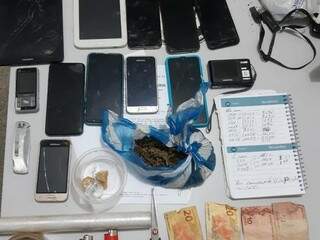 Casal conhecido por vender drogas próximo a escola é preso em flagrante Casal conhecido por vender drogas próximo a escola é preso em flagrante