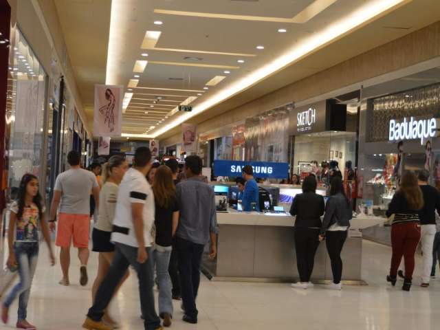 Ap&oacute;s dois anos de queda, venda em shoppings cresce 6% no Natal