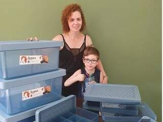 Helen Ramires com o filho Heitor e suas caixas organizadoras (Foto: Arquivo pessoal)