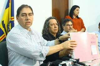 Bernal mostrando processo de Dila e se defendendo da acusação  (Foto: Marcos Ermínio)
