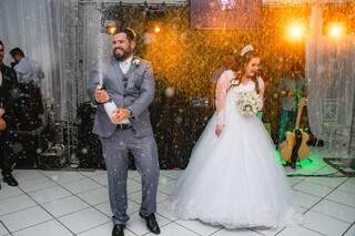 Os noivos comemorando o casório (Foto: Yuri Marinho)