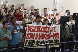 Manifestantes fazem pressão pelo encerramento definitivo da sessão (Foto: Cleber Gellio)