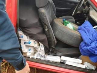 Parte do carregamento de cigarros que era levado no carro. (Foto: Divulgação/PMR) 