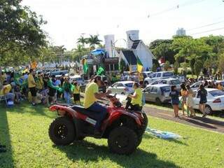 Manifestantes a favor de Bolsonaro em ato na Cidade do Natal (Foto: Marina Pacheco)