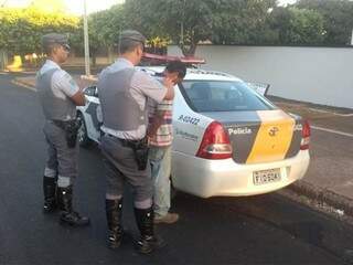 Suspeito de matar o irm&atilde;o &eacute; preso caminhando em rodovia de SP