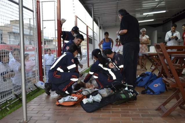 Mulher passa mal, desmaia e morre em frente a pizzaria na Vila Gl&oacute;ria