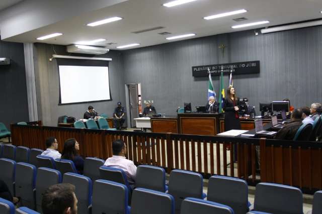 Ap&oacute;s multa, adiamento e atraso, julgamento come&ccedil;a sem assassino