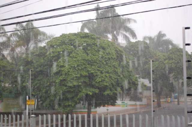 Chove na Capital e temperatura j&aacute; apresenta queda neste feriado