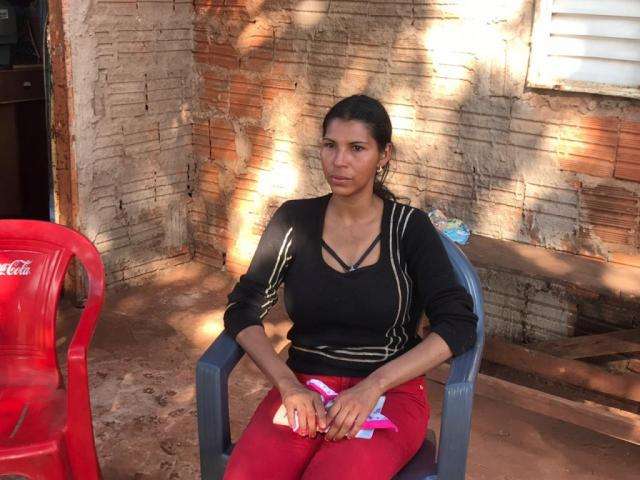M&atilde;e de beb&ecirc; morto ao cair em buraco pede ajuda para deixar a Capital