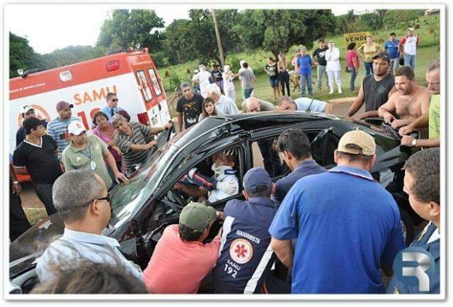 Motorista fica preso &agrave;s ferragens em acidente na MS-060