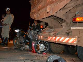 Motocicleta Biz ficou totalmente destruída após bater em caminhão que estava estacionado próximo ao cruzamento com a Manoel da Costa Lima (Foto: Pedro Peralta)