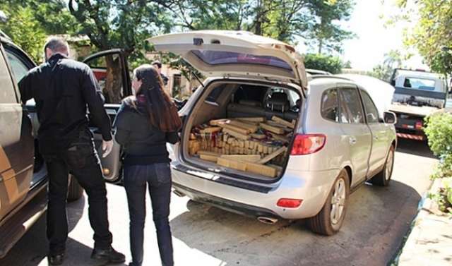 Traficante foge depois que carro de luxo, recheado de droga pegar fogo