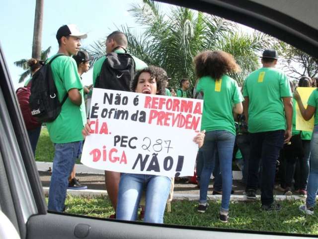 Vereadores discutem com jovens mudan&ccedil;as em direitos trabalhistas 