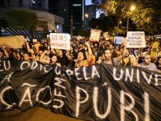 Estudantes marcham com faixa em defesa da universidade pública (Foto: Paulo Francis)