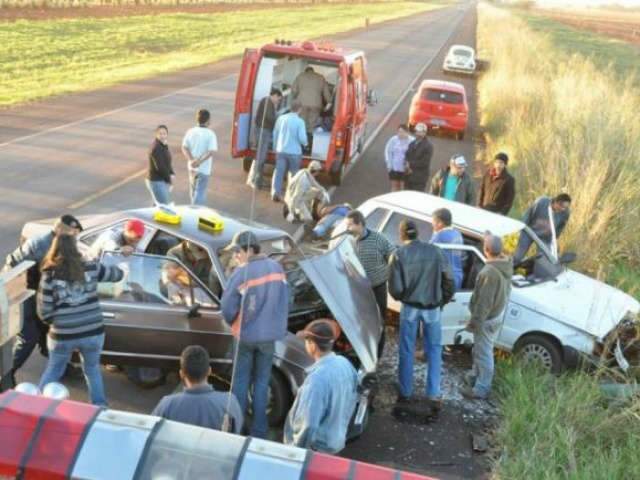  Acidente com carro de prefeitura deixa quatro feridos na MS-134