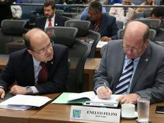 Deputado José Carlos Barbosa (DEM), autor da lei, ao lado de Enelvo Felini (PSDB), durante sessão (Foto: Victor Chileno/ALMS)